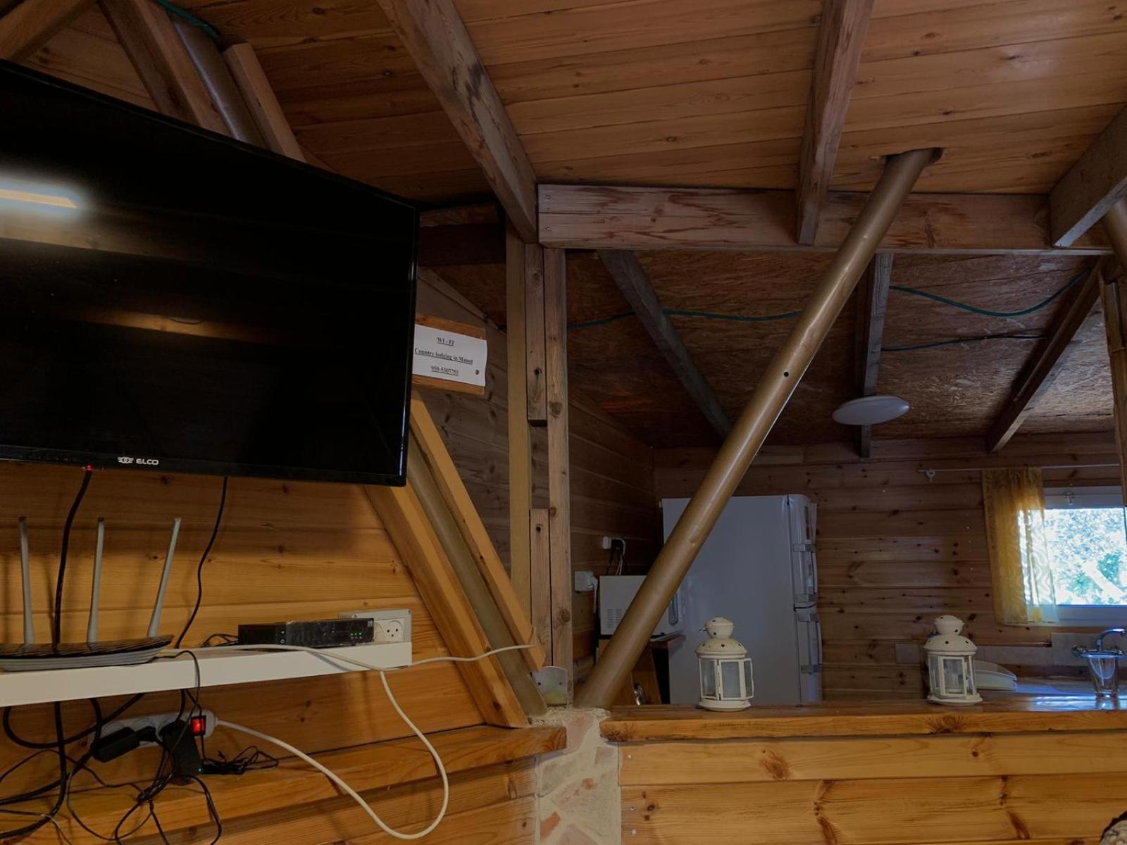 בקתת עץ בחורש במנות - דום גיאודזי - Wooden Cabin In Manot Exterior foto