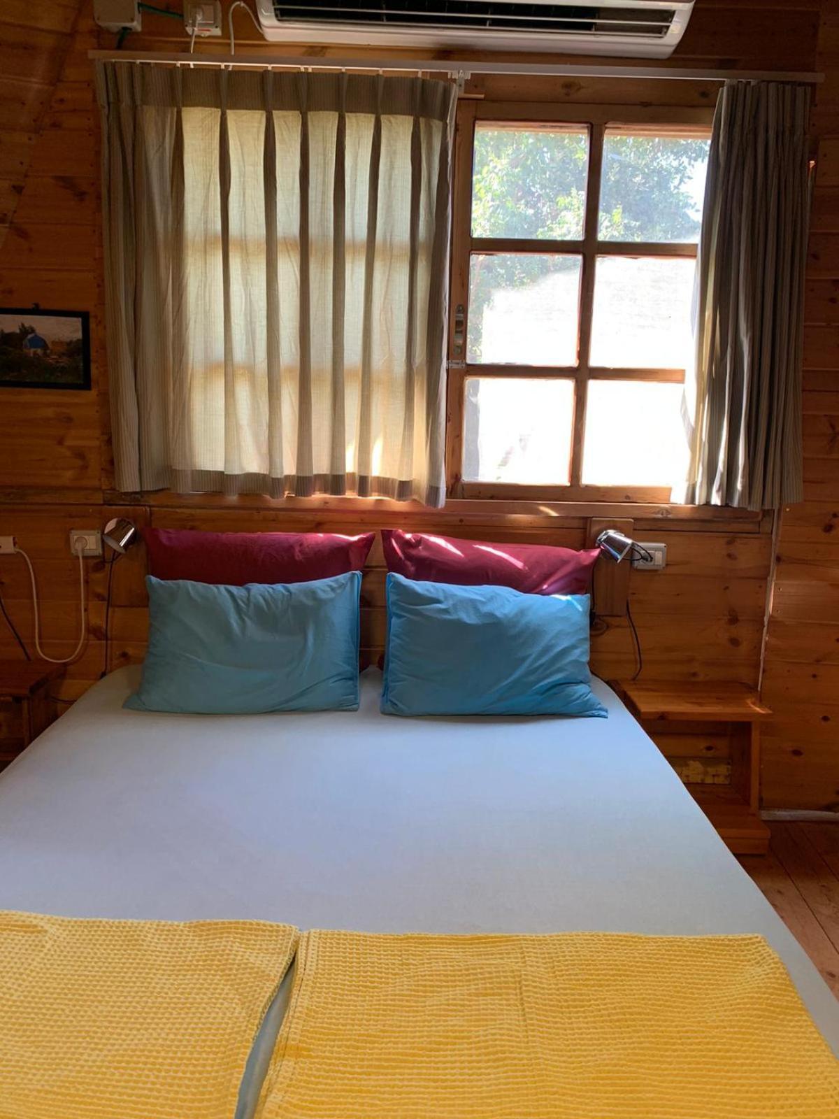 בקתת עץ בחורש במנות - דום גיאודזי - Wooden Cabin In Manot Exterior foto