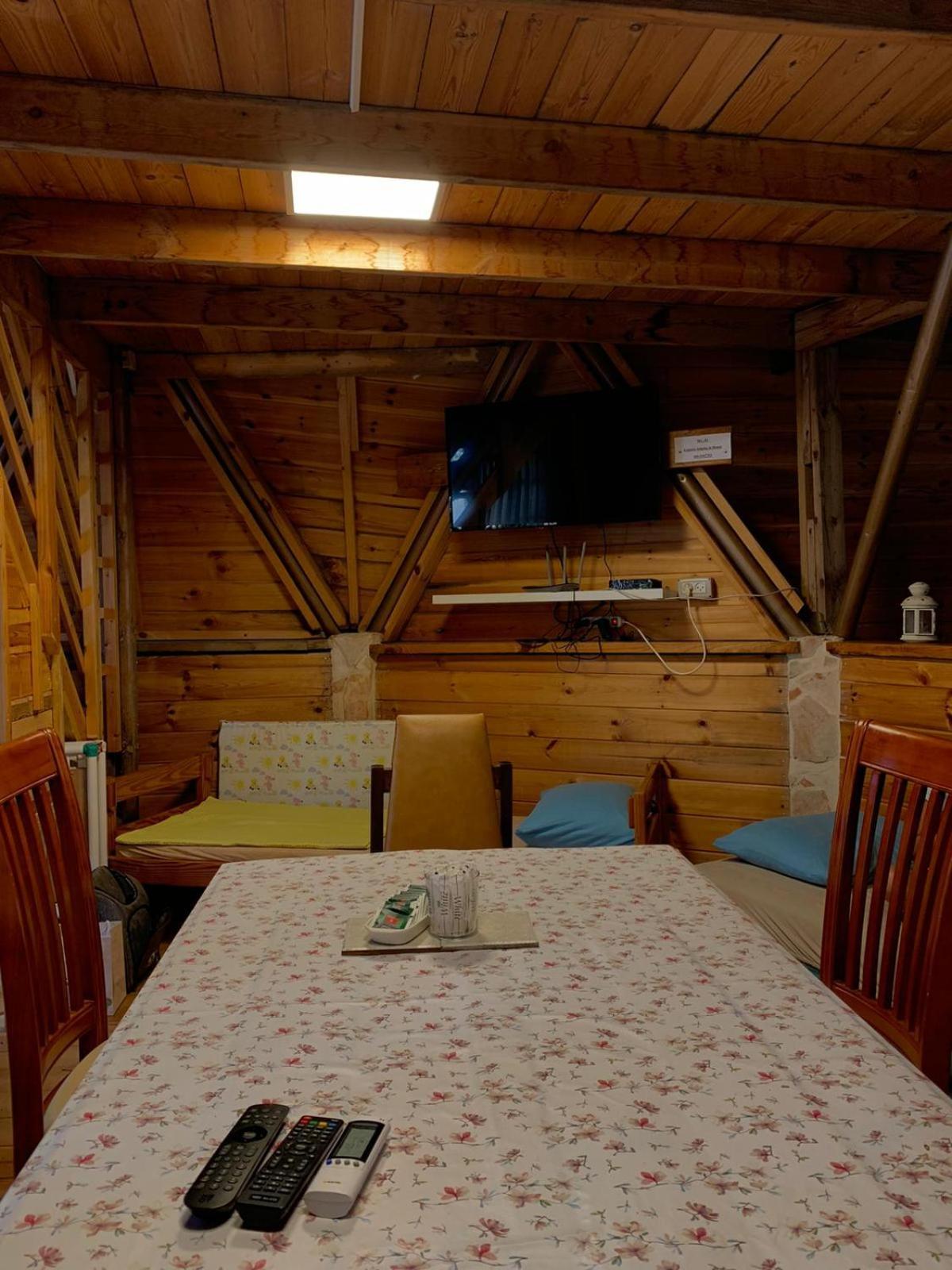 בקתת עץ בחורש במנות - דום גיאודזי - Wooden Cabin In Manot Exterior foto